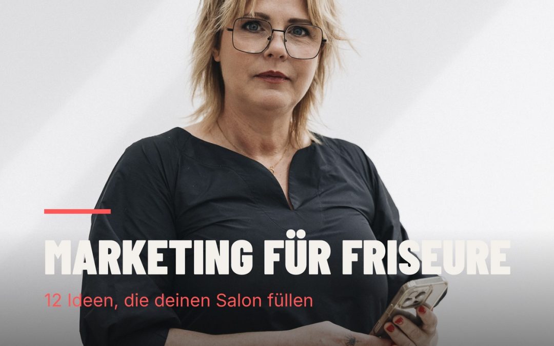 Katja Bigalke, Social-Media- und Marketingberaterin für Friseursalons, mit Smartphone in der Hand