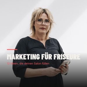 Katja Bigalke, Social-Media- und Marketingberaterin für Friseursalons, mit Smartphone in der Hand