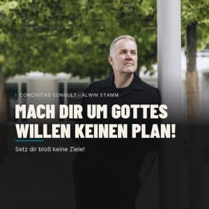 Alwin Stamm von Concivitas Consult lehnt an einem Pfeiler unter Bäumen und blickt nachdenklich zur Seite. Textüberschrift: Mach dir um Gottes willen keinen Plan! Setz dir bloß keine Ziele!